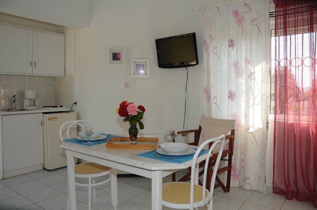 Villa Fleria Seaside Studios & Apts Gerani  ห้อง รูปภาพ